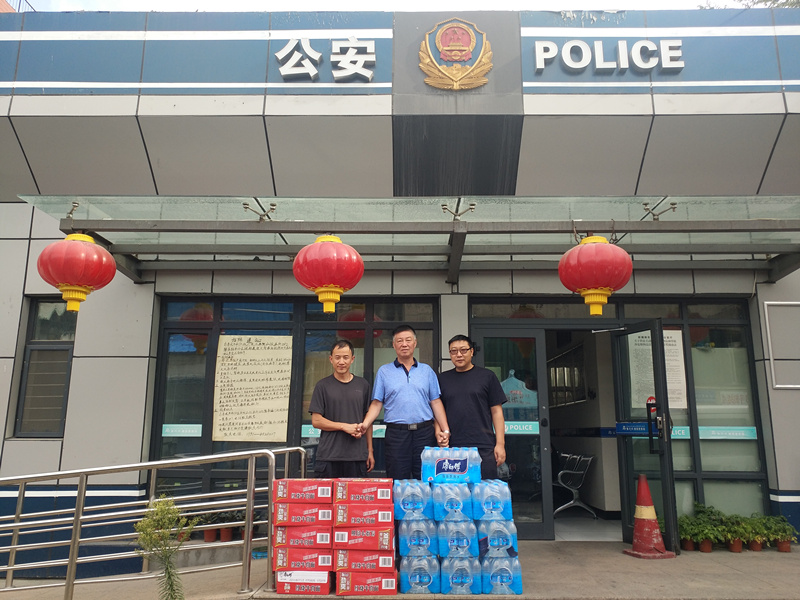 1533183401113750.jpg 北園春市場慰問轄區(qū)便民警務站 譜寫警民共建愛心曲_副本.jpg