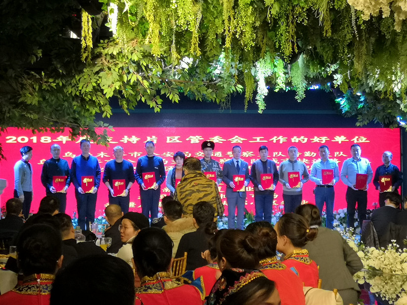 1551694385128191.jpg 北園春市場(chǎng)榮獲2018年度“支持片區(qū)管委會(huì)工作的好單位”_副本.jpg