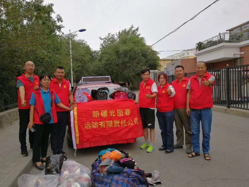 1567399617226129.jpg 圖為:運輸公司志愿服務隊為愛心櫥柜“捐贈衣物_副本.jpg