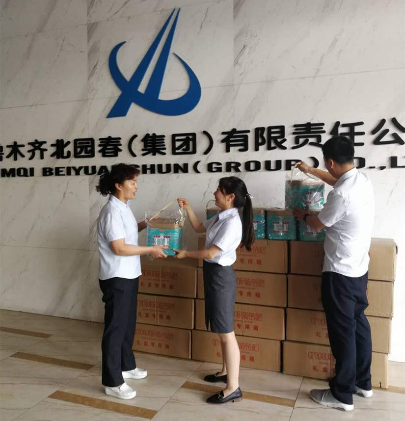 1593575489283445.jpg 圖為:工會人員將包裝精美的粽子送到員工手中_副本.jpg